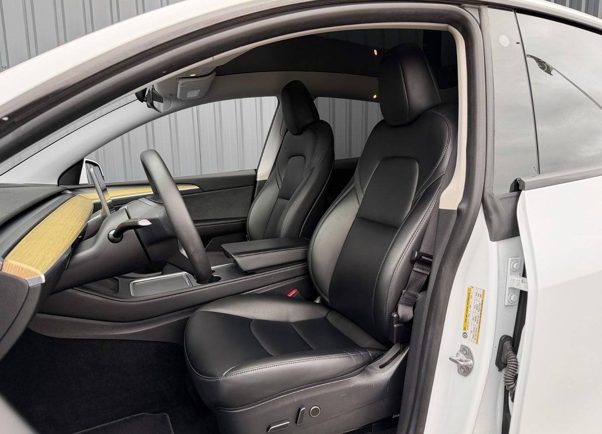 Hvid Tesla Model Y fra 2023