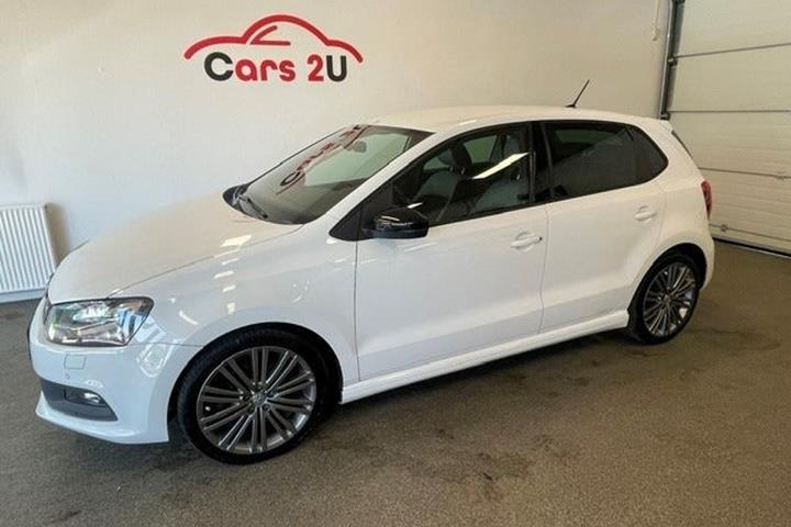 Hvid VW Polo fra 2016 set udefra