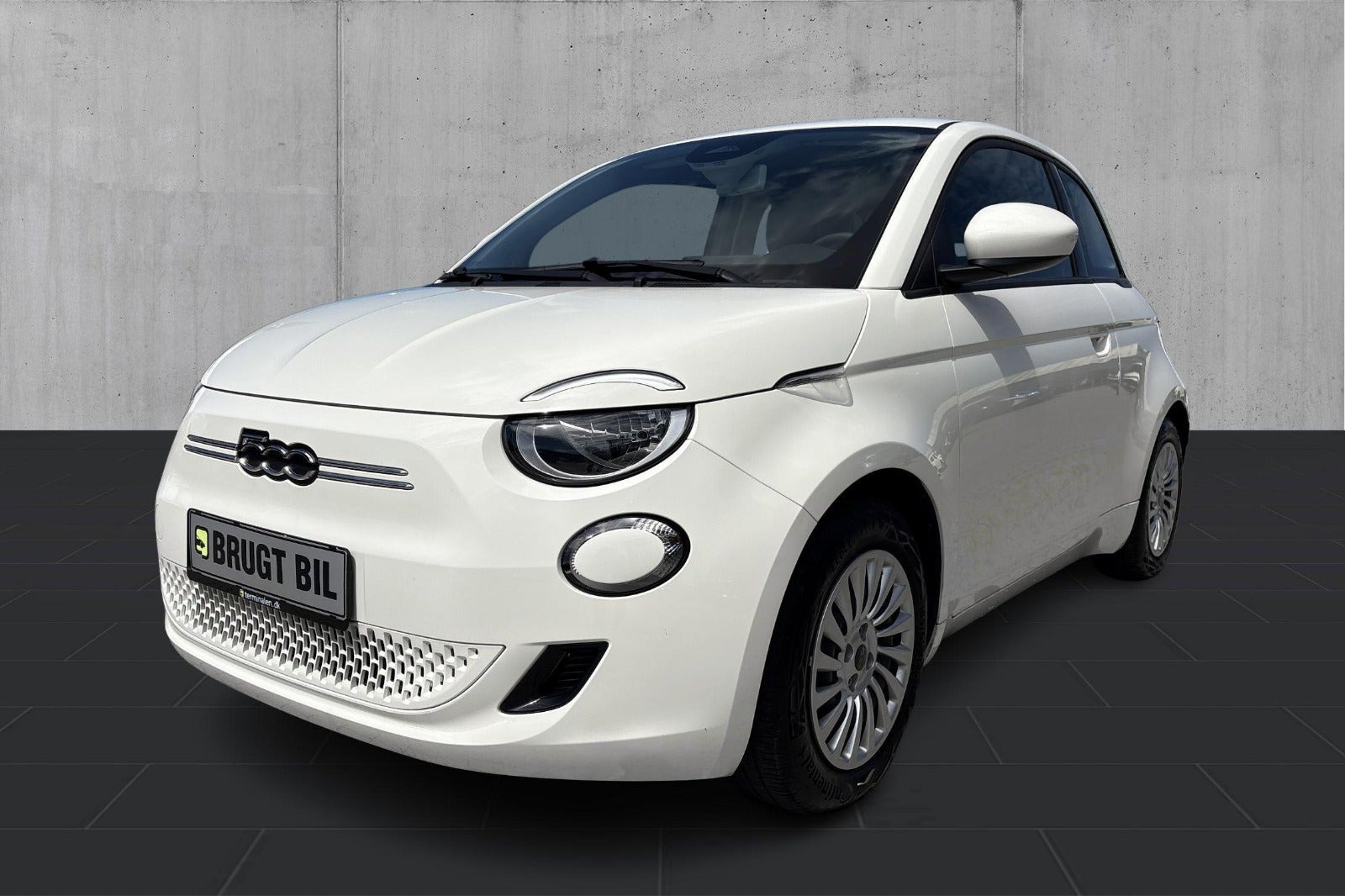 Hvid Fiat 500e fra 2023 set udefra