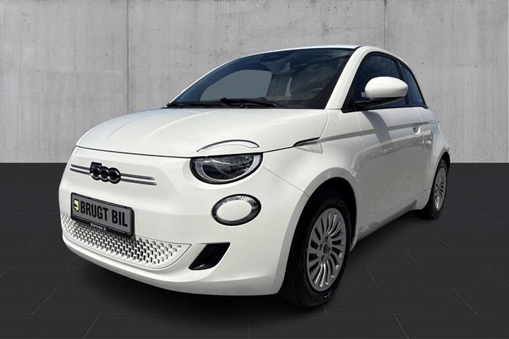 Hvid Fiat 500e fra 2023 set udefra