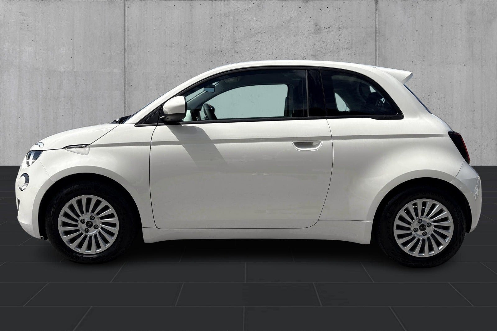Hvid Fiat 500e fra 2023