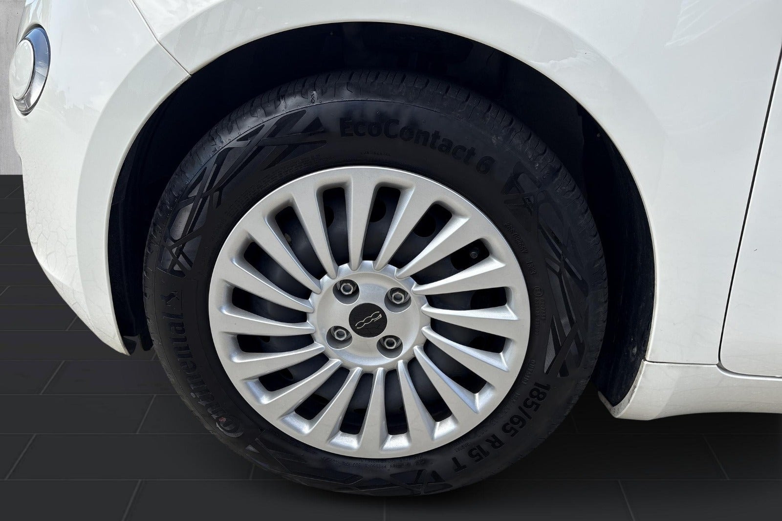 Hvid Fiat 500e fra 2023