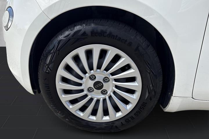 Hvid Fiat 500e fra 2023
