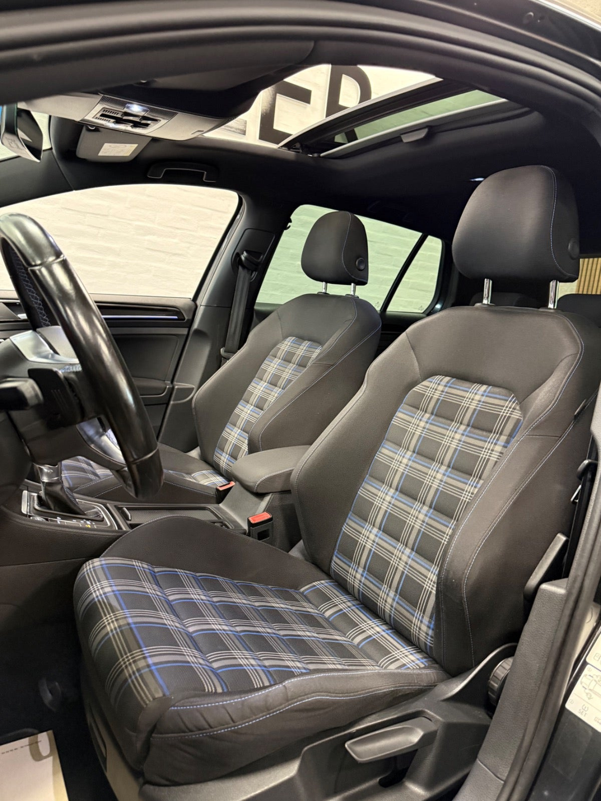 Grå VW Golf VII fra 2016
