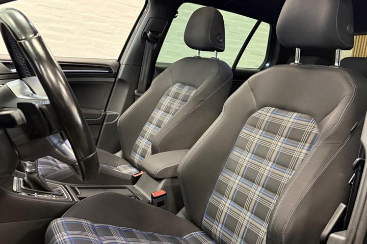 Grå VW Golf VII fra 2016
