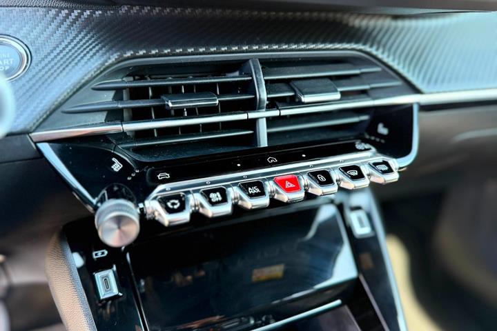 undefined Peugeot 2008 fra 2023