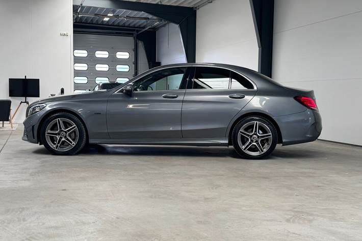 Grå Mercedes C300 de fra 2020