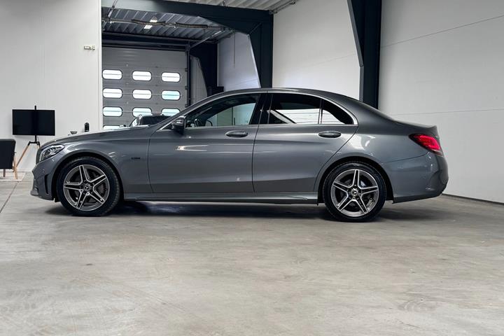Grå Mercedes C300 de fra 2020