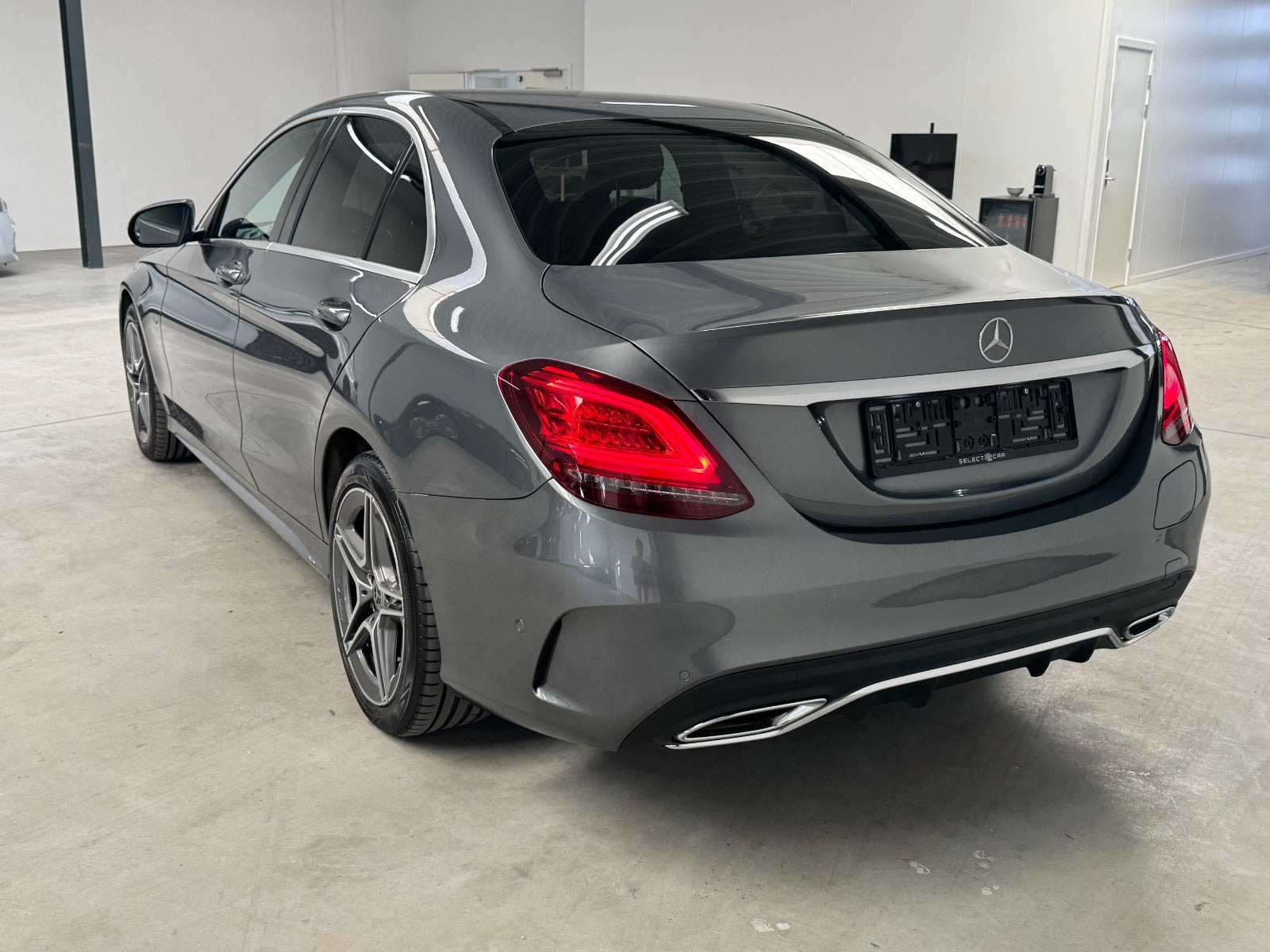 Grå Mercedes C300 de fra 2020