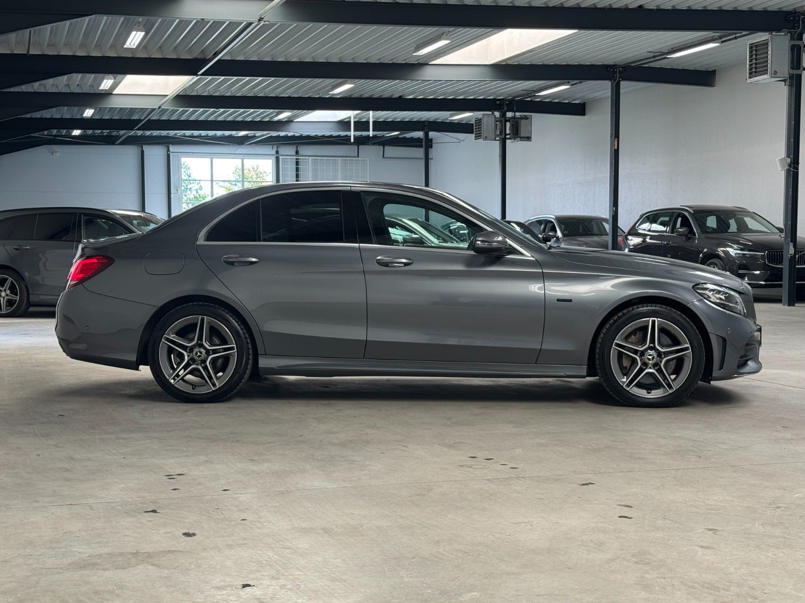 Grå Mercedes C300 de fra 2020