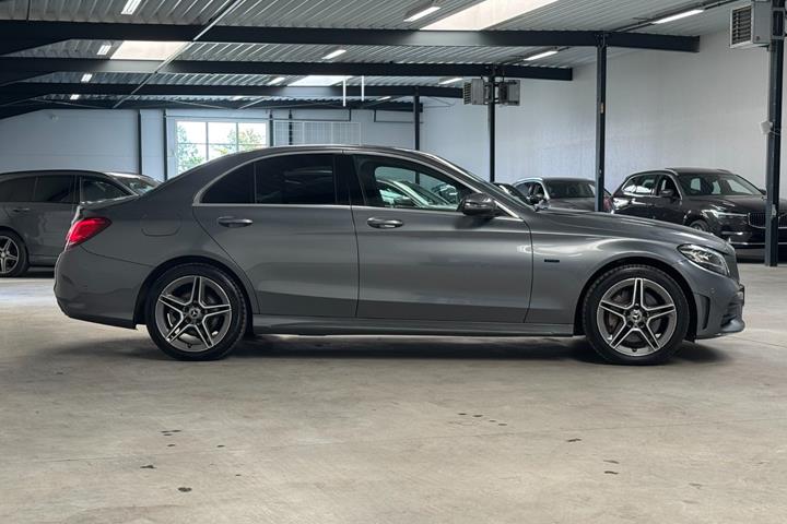 Grå Mercedes C300 de fra 2020