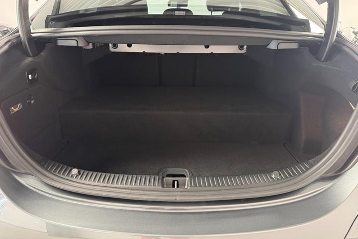 Grå Mercedes C300 de fra 2020