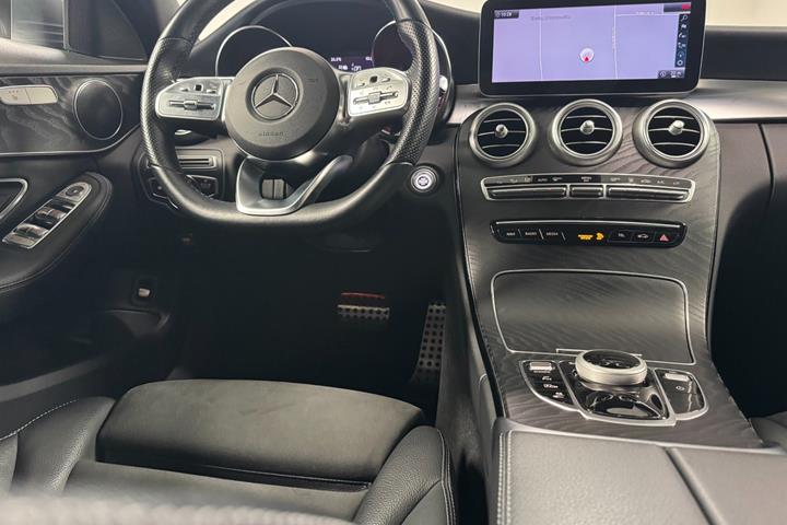 Grå Mercedes C300 de fra 2020