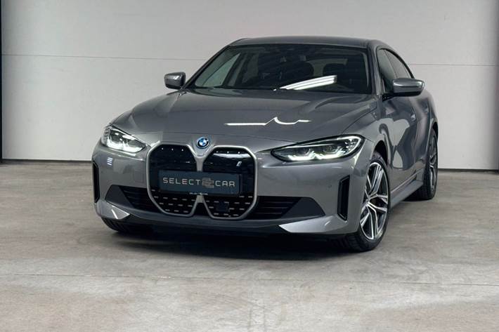 Grå BMW i4 fra 2023