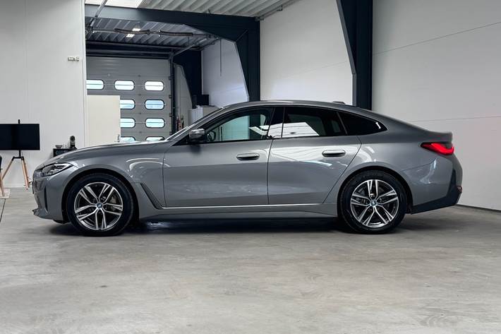 Grå BMW i4 fra 2023