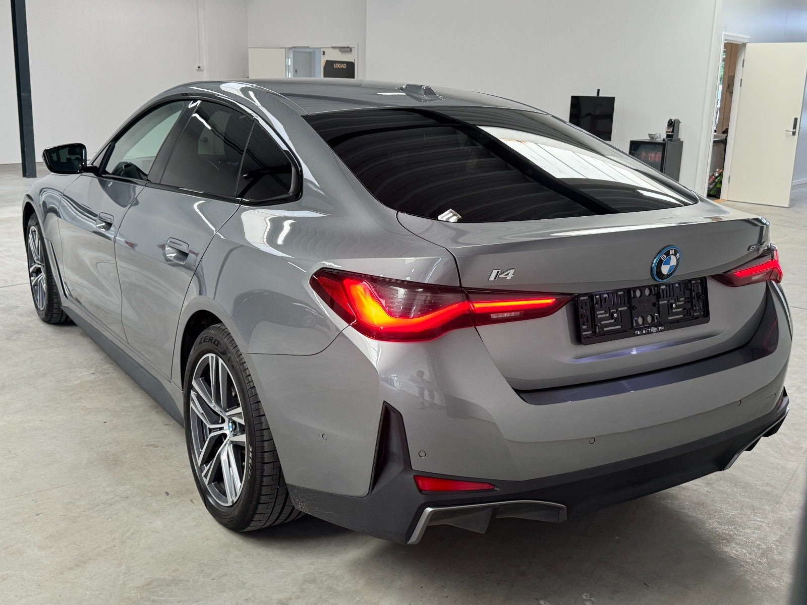 Grå BMW i4 fra 2023