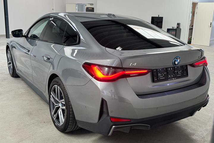 Grå BMW i4 fra 2023