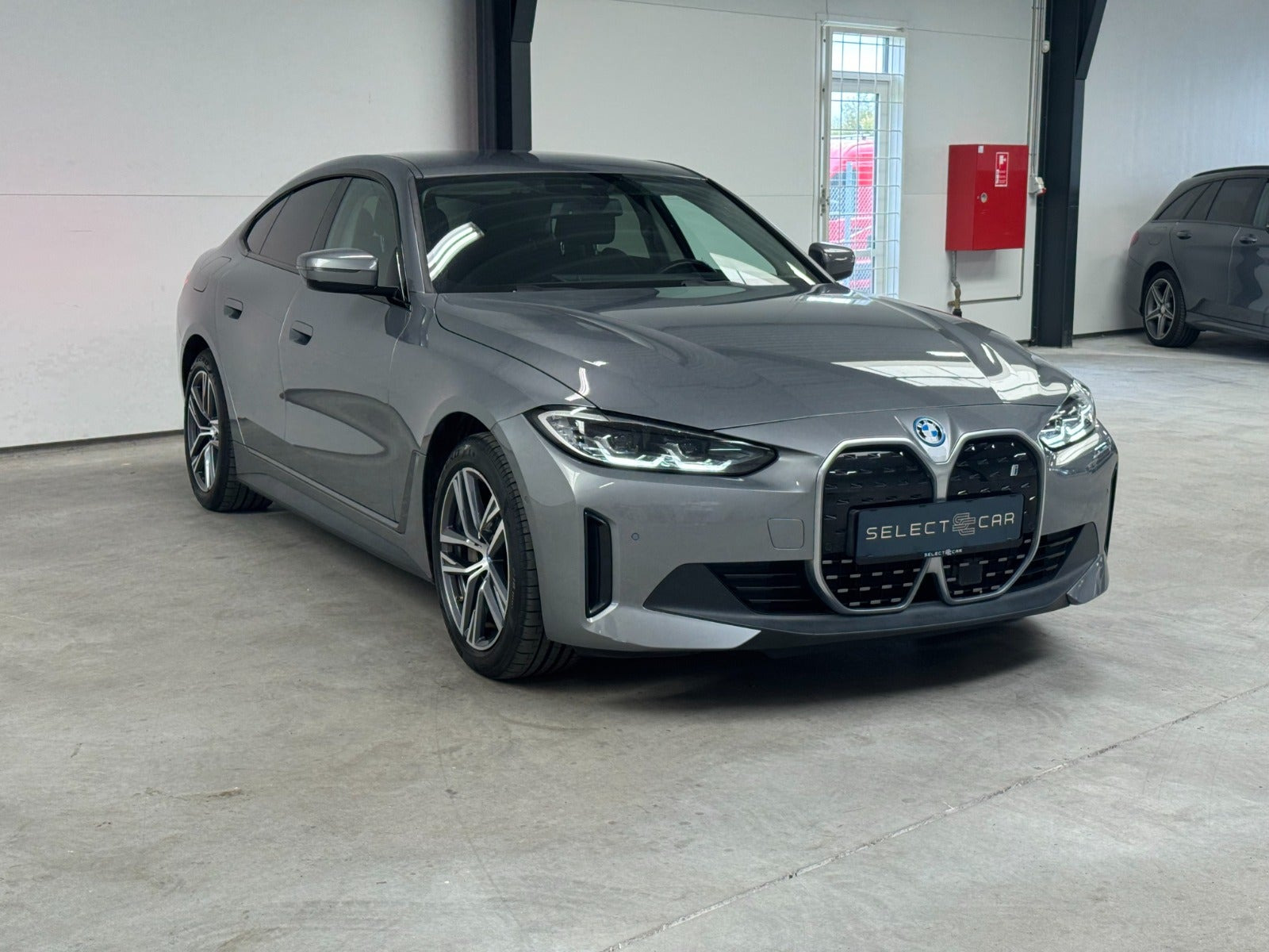 Grå BMW i4 fra 2023