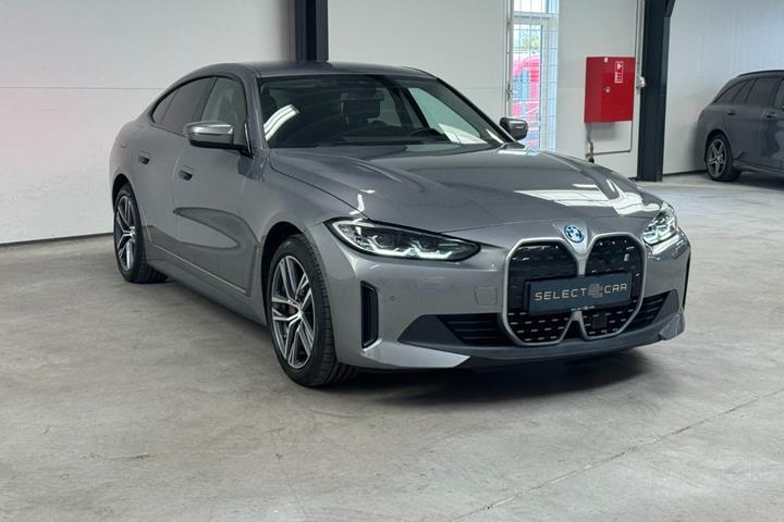 Grå BMW i4 fra 2023