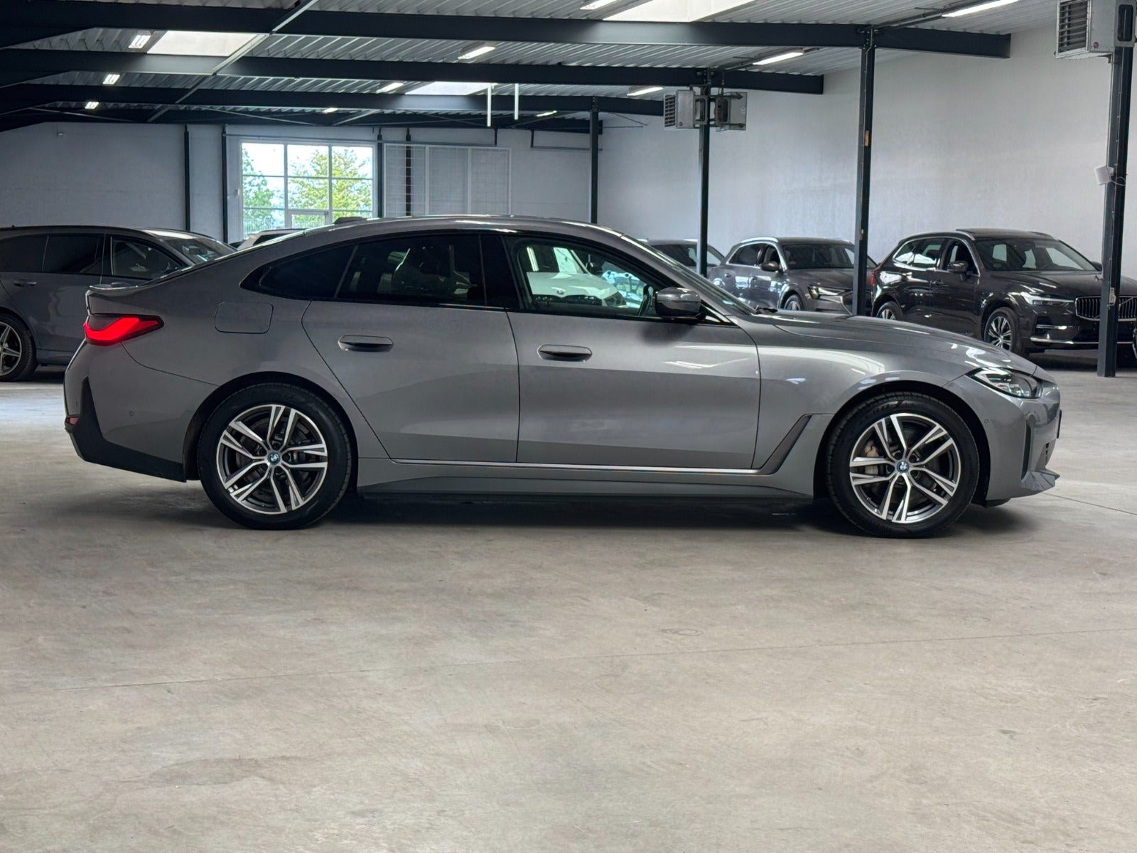 Grå BMW i4 fra 2023