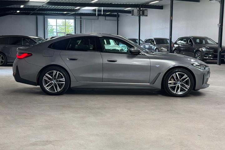 Grå BMW i4 fra 2023