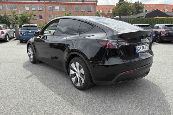Sort Tesla Model Y fra 2022