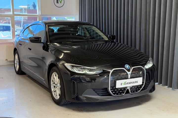 Sort BMW i4 fra 2022 set udefra