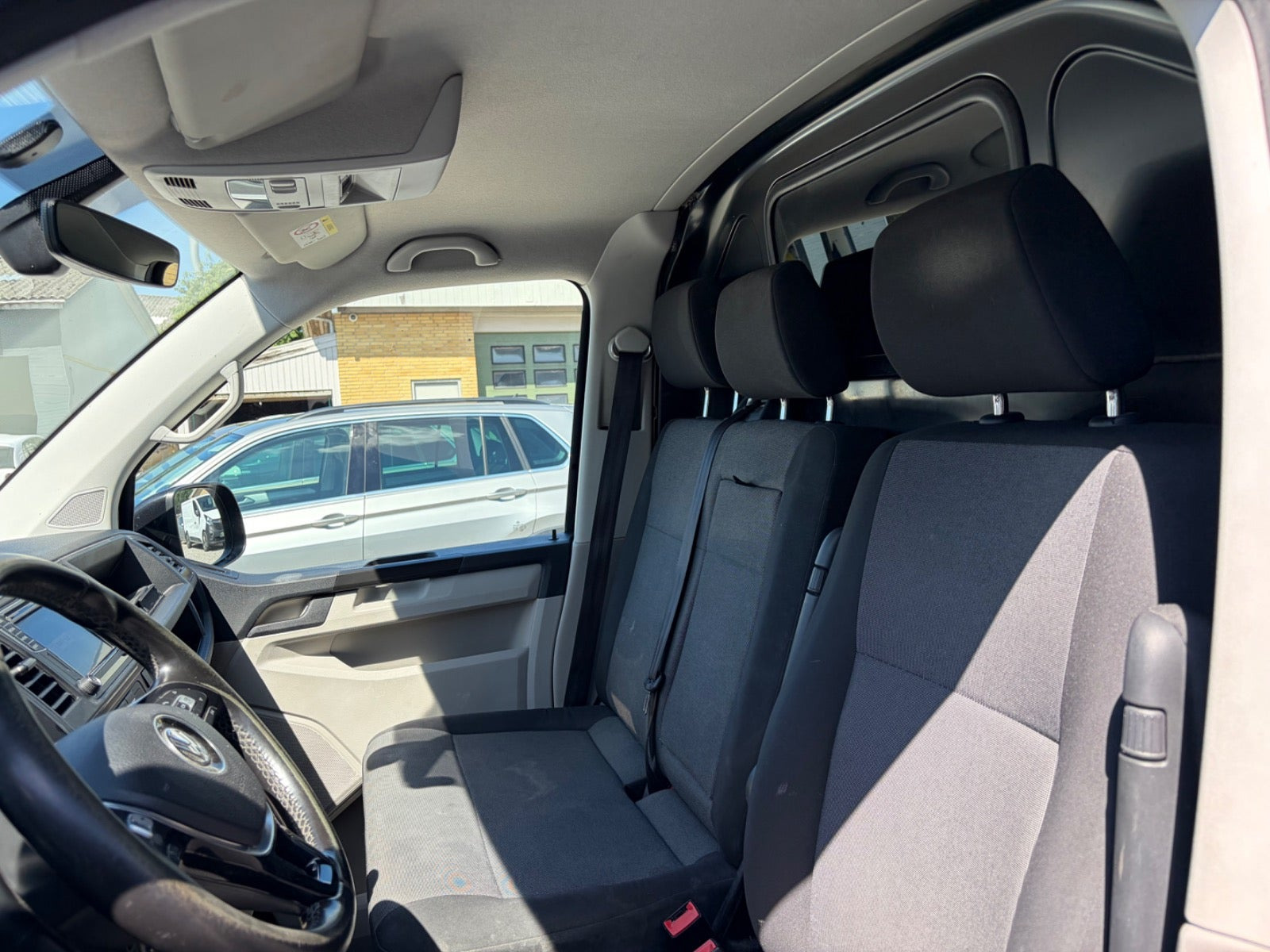 Sort VW Transporter fra 2017