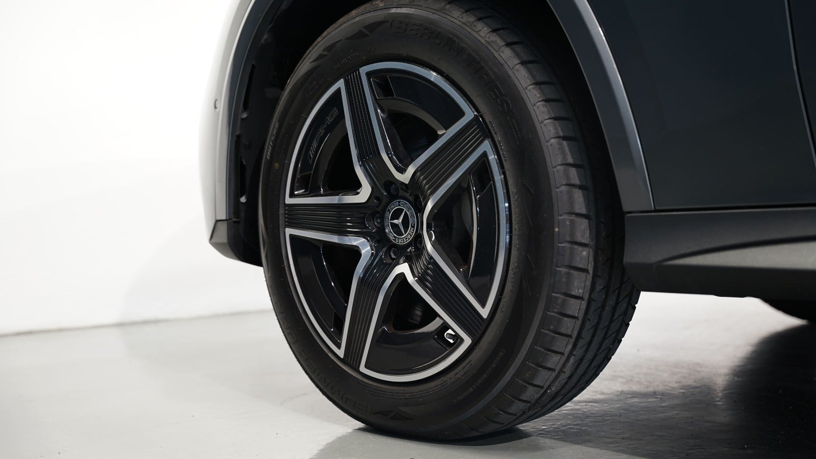 Grå Mercedes GLC300 de fra 2023