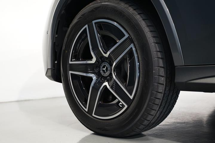 Grå Mercedes GLC300 de fra 2023