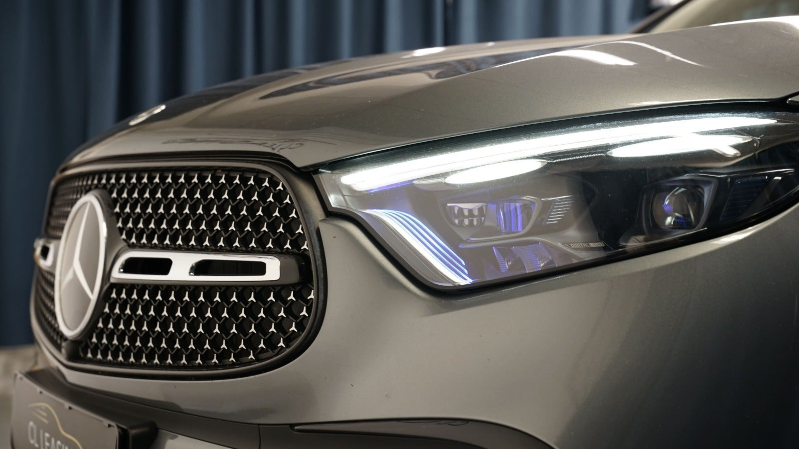 Grå Mercedes GLC300 de fra 2023