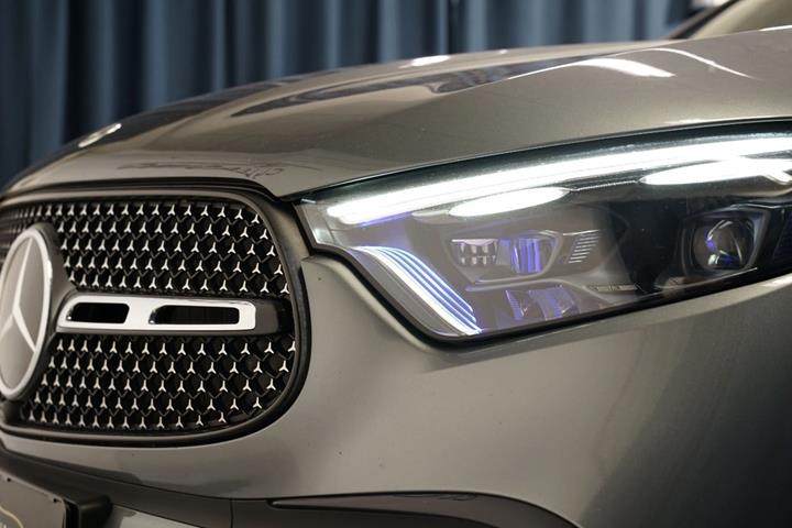 Grå Mercedes GLC300 de fra 2023