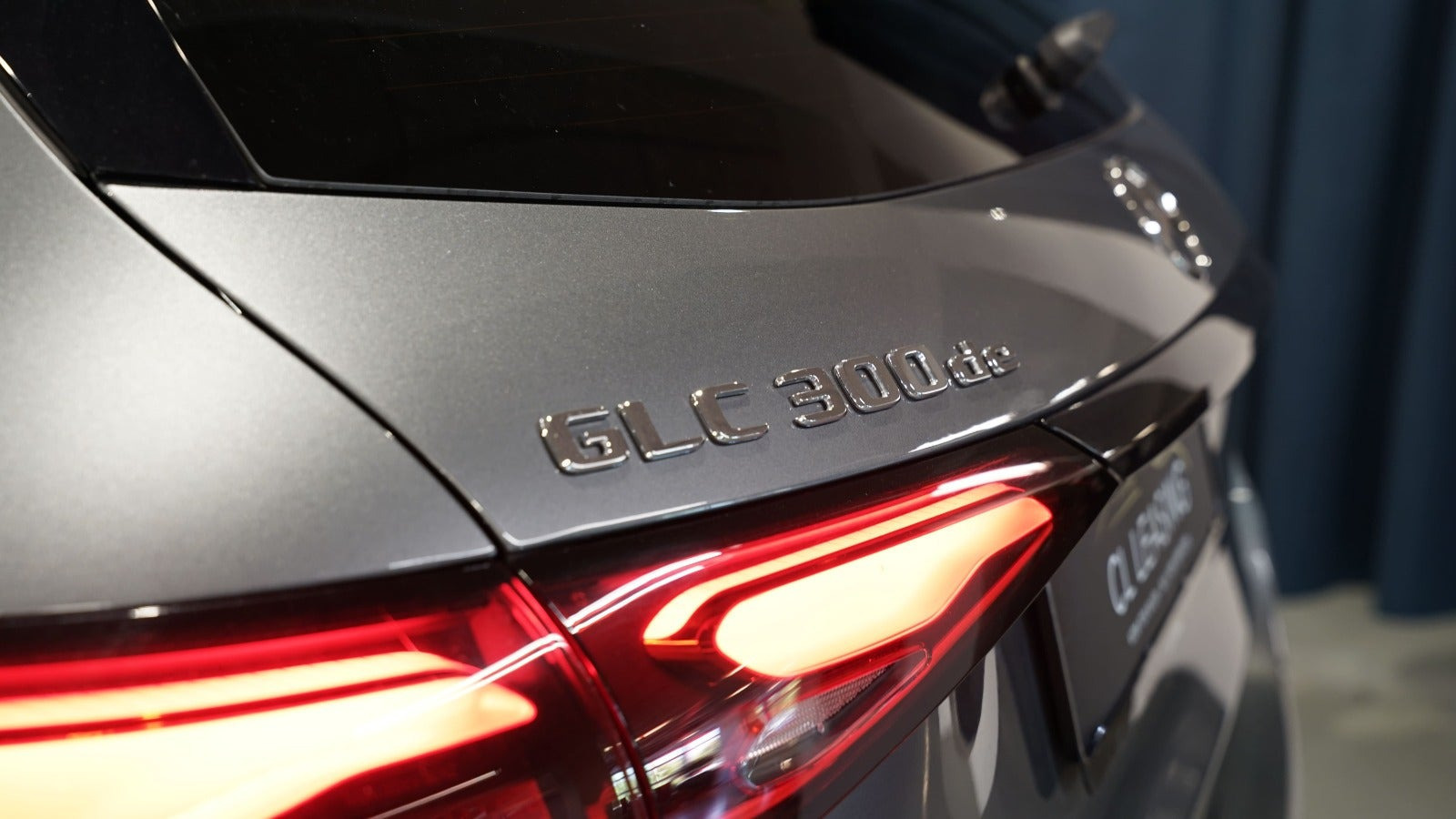 Grå Mercedes GLC300 de fra 2023