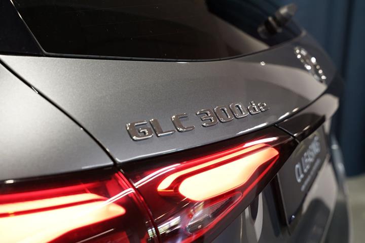 Grå Mercedes GLC300 de fra 2023