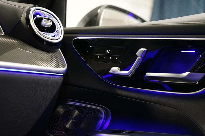 Grå Mercedes GLC300 de fra 2023