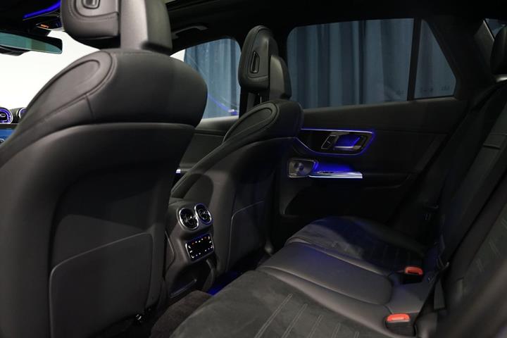 Grå Mercedes GLC300 de fra 2023