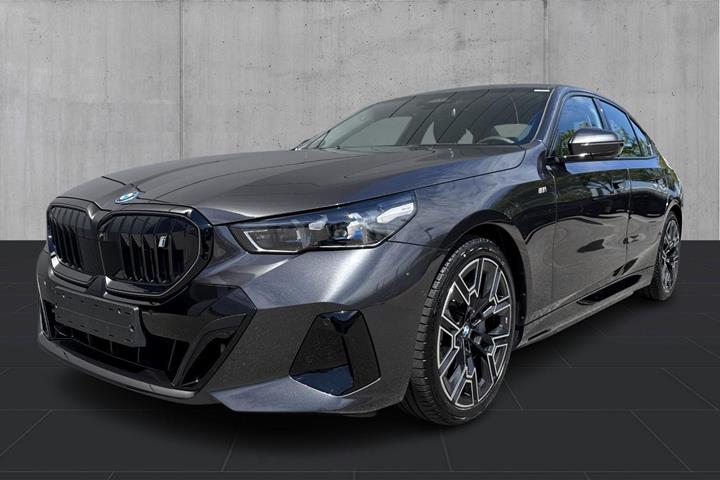 Grå BMW i5 fra 2025 set udefra