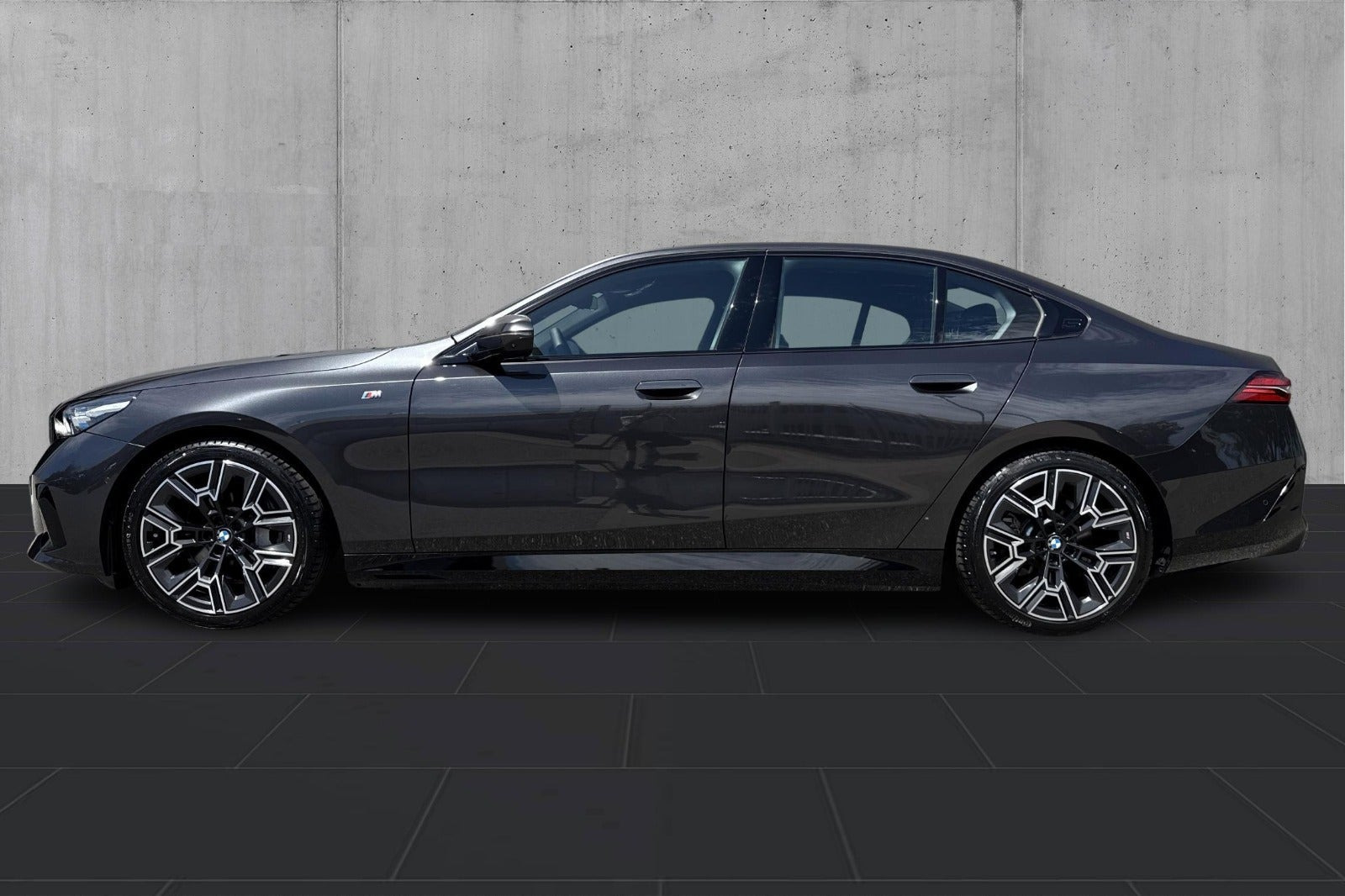 Grå BMW i5 fra 2025
