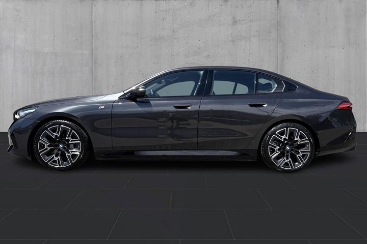 Grå BMW i5 fra 2025