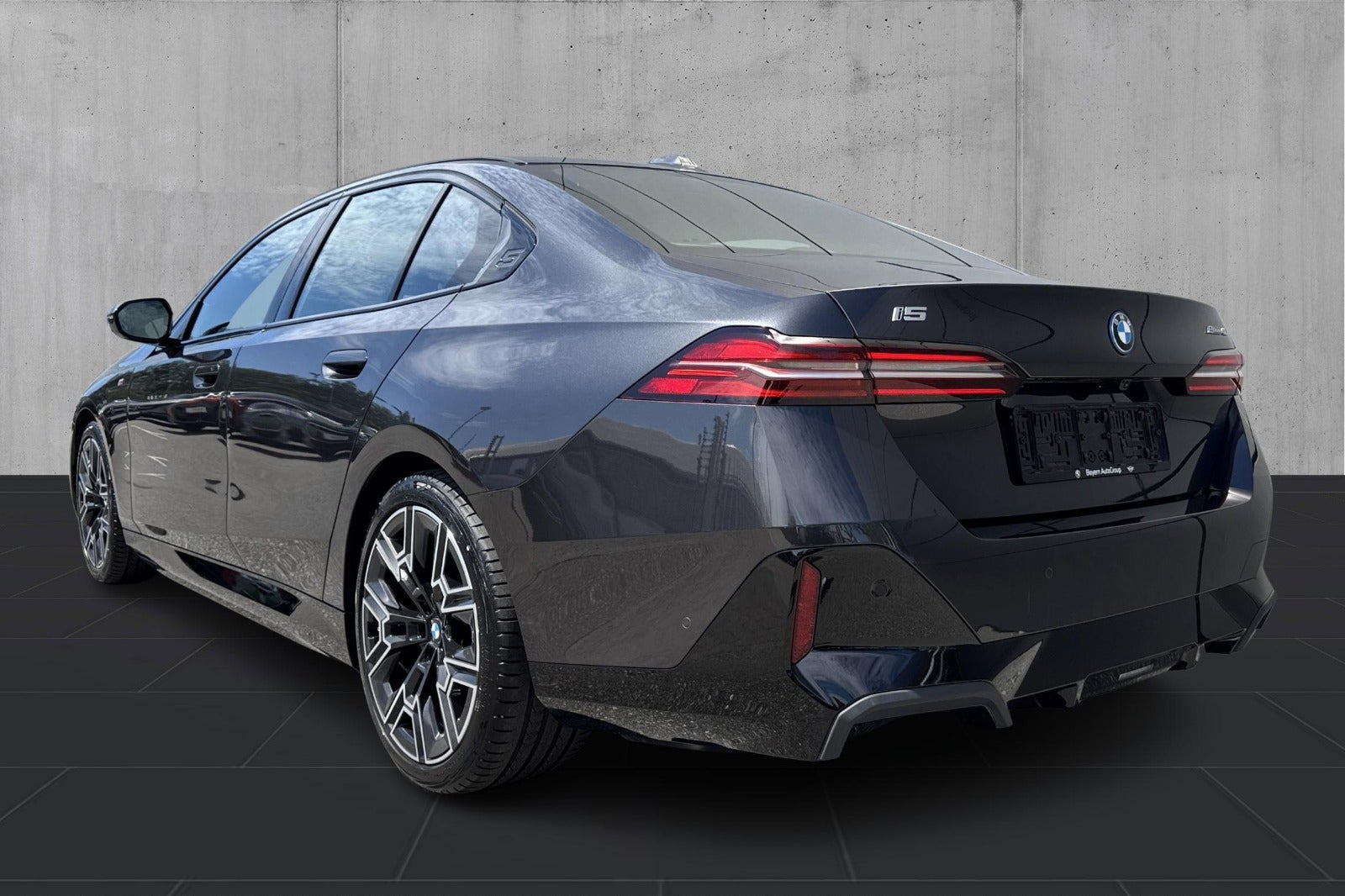Grå BMW i5 fra 2025