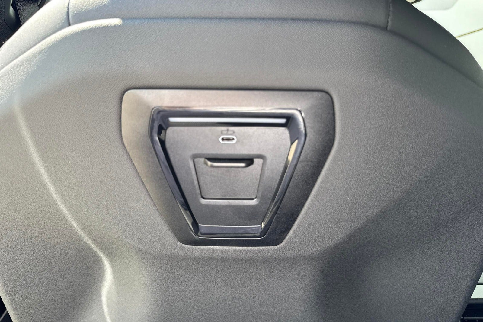 Grå BMW i5 fra 2025