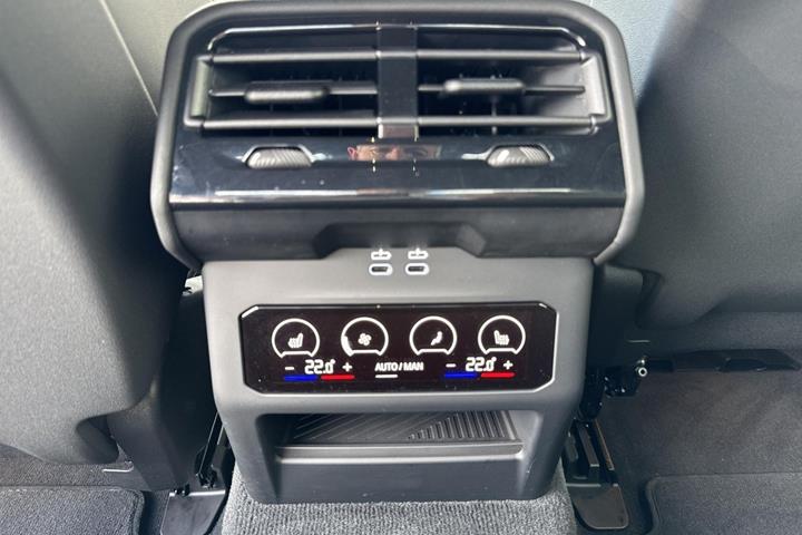 Grå BMW i5 fra 2025