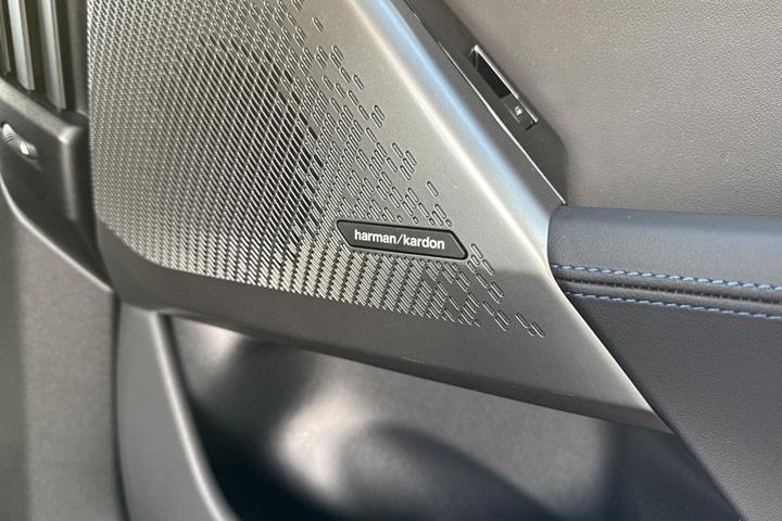 Grå BMW i5 fra 2025