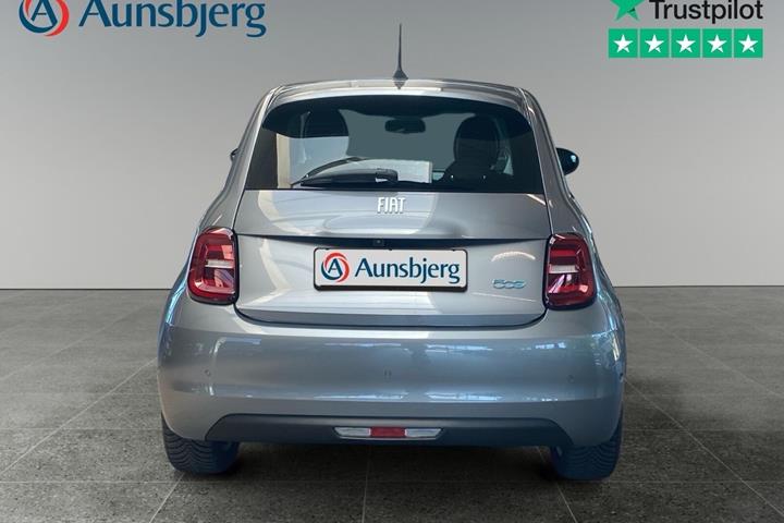 Grå Fiat 500e fra 2022