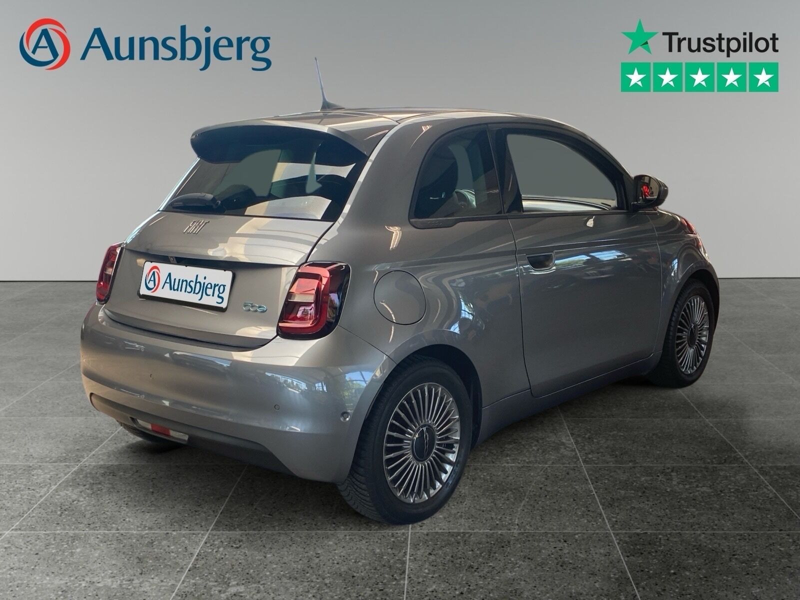 Grå Fiat 500e fra 2022