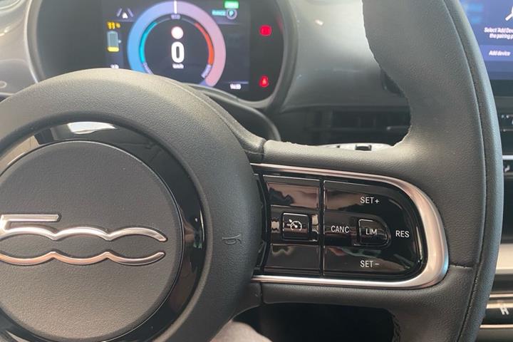 Grå Fiat 500e fra 2022