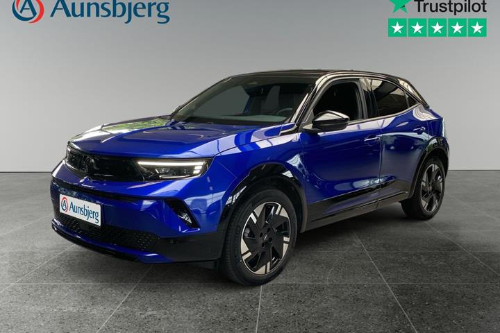 Blå Opel Mokka-e fra 2025 set udefra