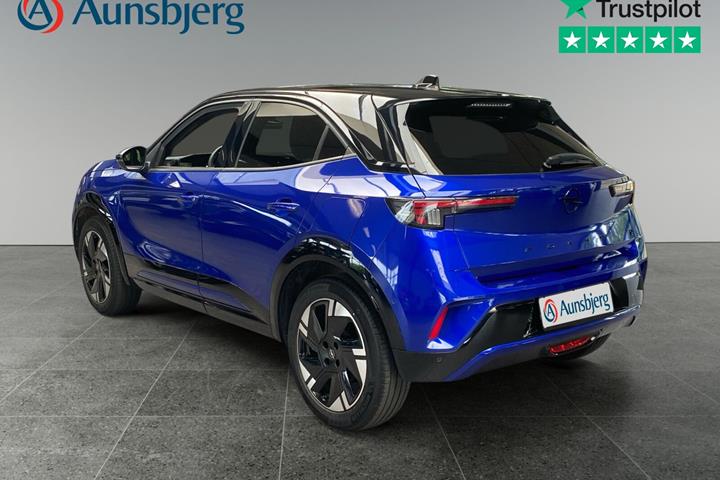 Blå Opel Mokka-e fra 2025