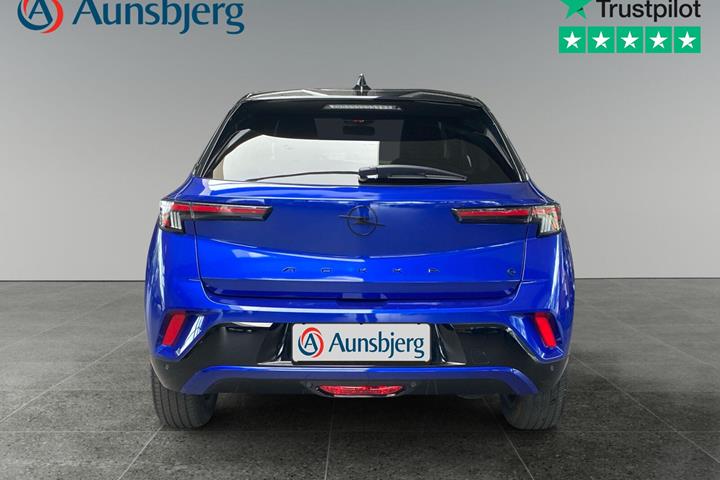 Blå Opel Mokka-e fra 2025