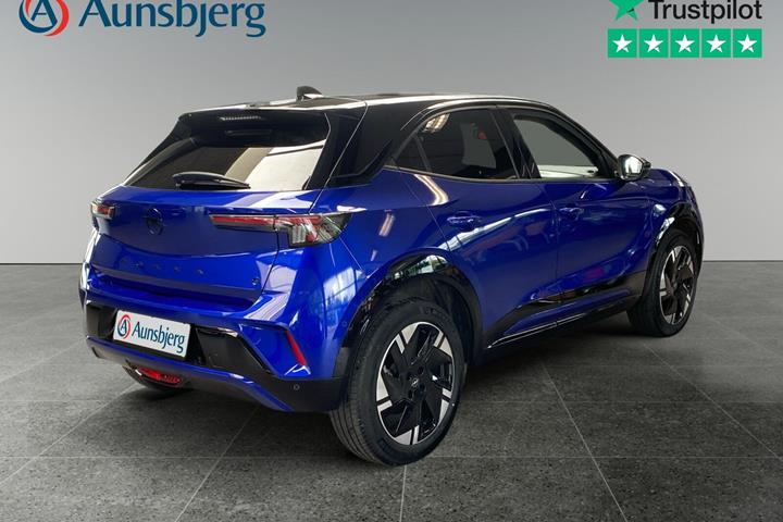 Blå Opel Mokka-e fra 2025